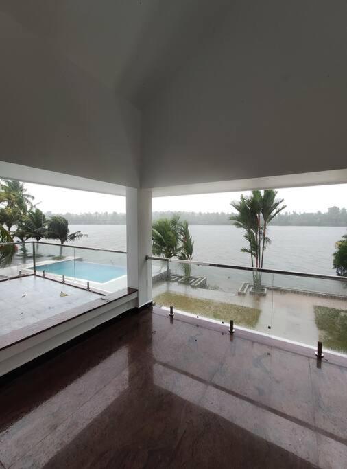 Riveria Portico - River Side 6 Bedroom Private Pool Bungalow North Paravur Exteriör bild