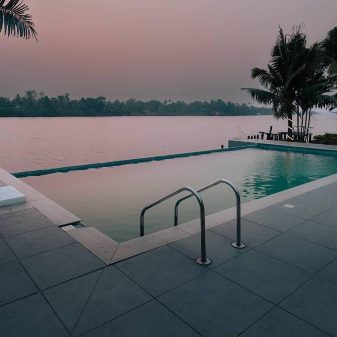 Riveria Portico - River Side 6 Bedroom Private Pool Bungalow North Paravur Exteriör bild